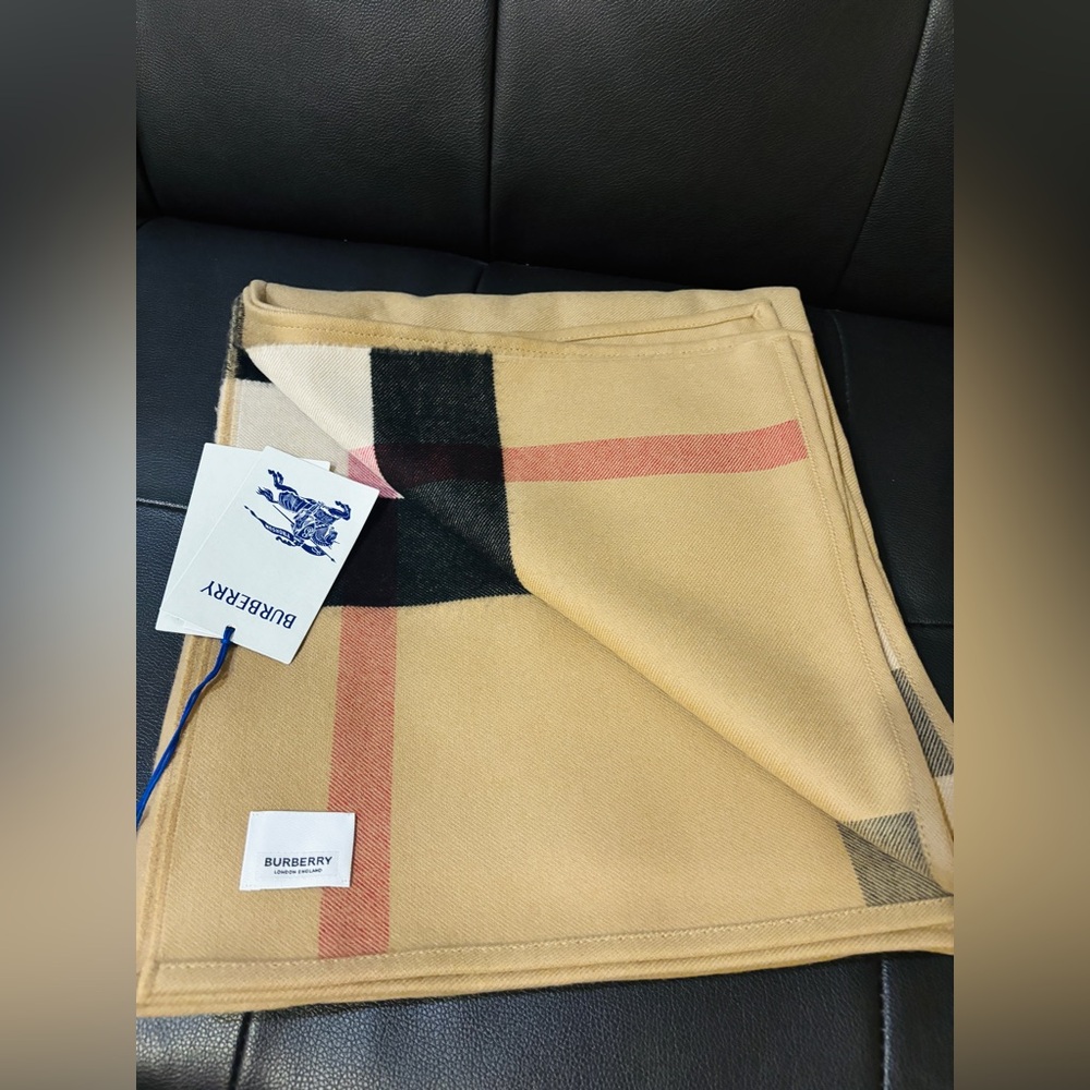 New Burberry wool cape 140x140cm